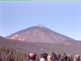 Tenerife: The higher up the mountain the less vegetation. Here we took a break with Mount Teide, the highest peak on Tenerife in the background.